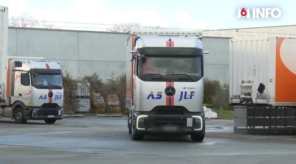 Un camion AS TRANSPORTS JLF devant les quais dans le reportage M6